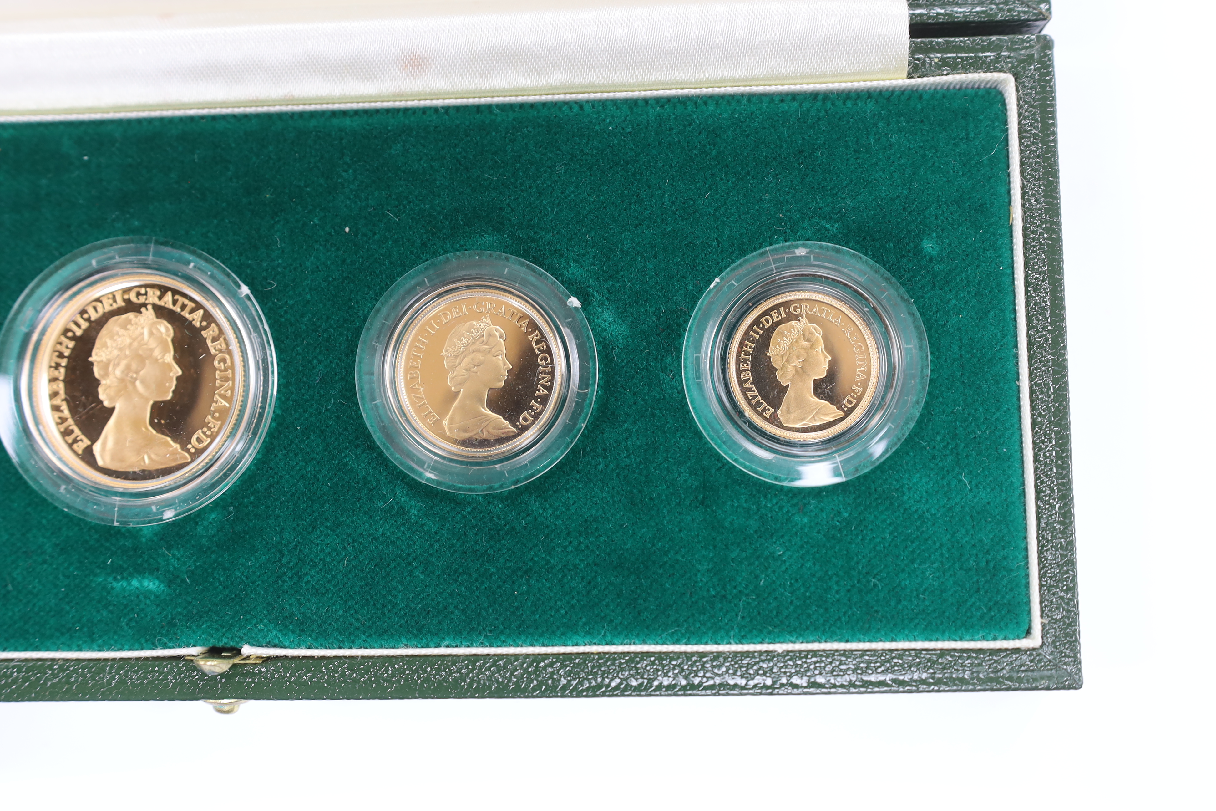 British gold coins - A Royal Mint UK QEII Gold Proof Set, 1980, comprising £5, £2, sovereign and half sovereign, in case of issue with papers